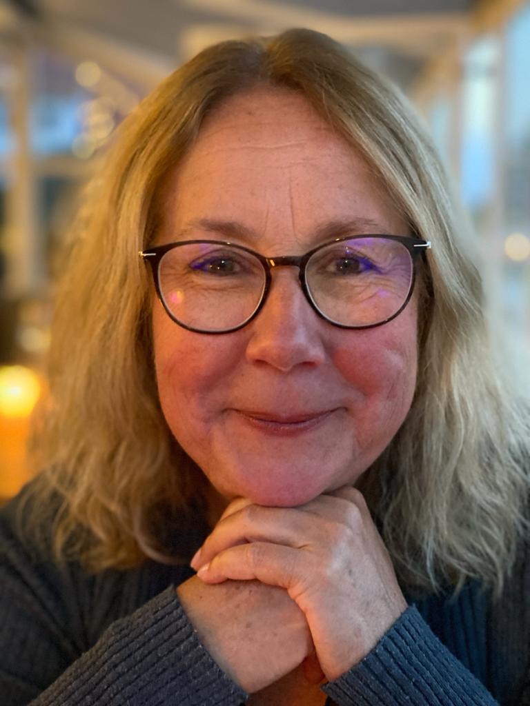 astrid lächeld im blauen pullover