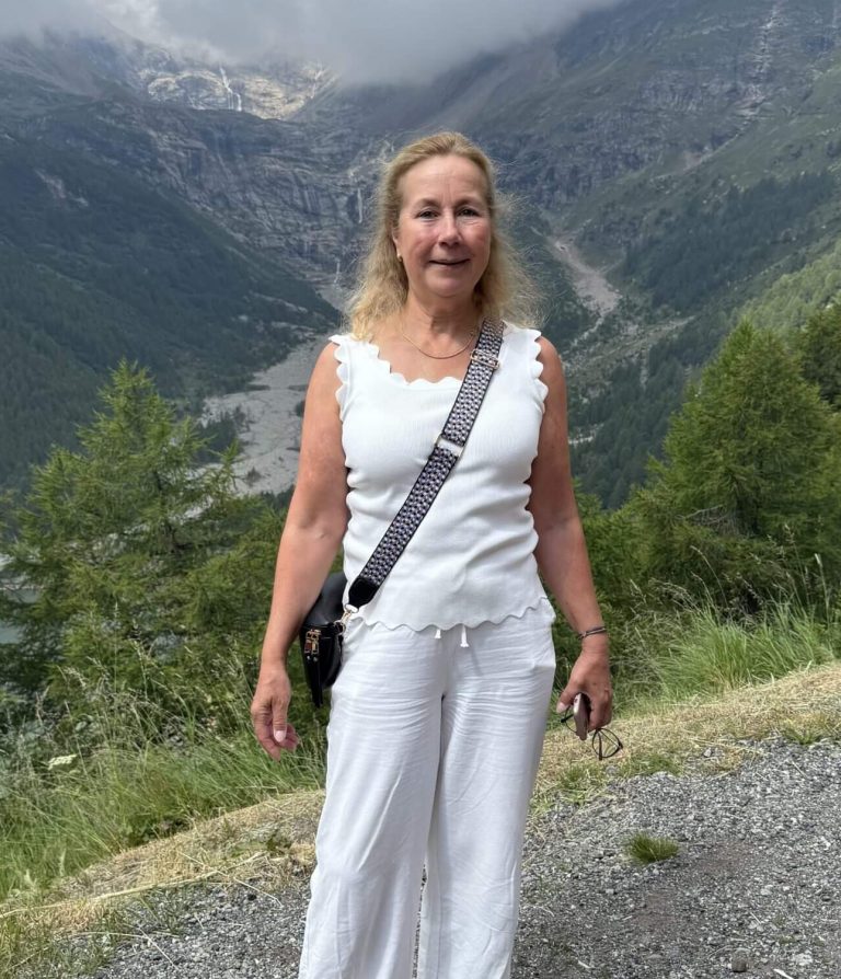 Dr. Astrid Hauser vor schoener Talaussicht